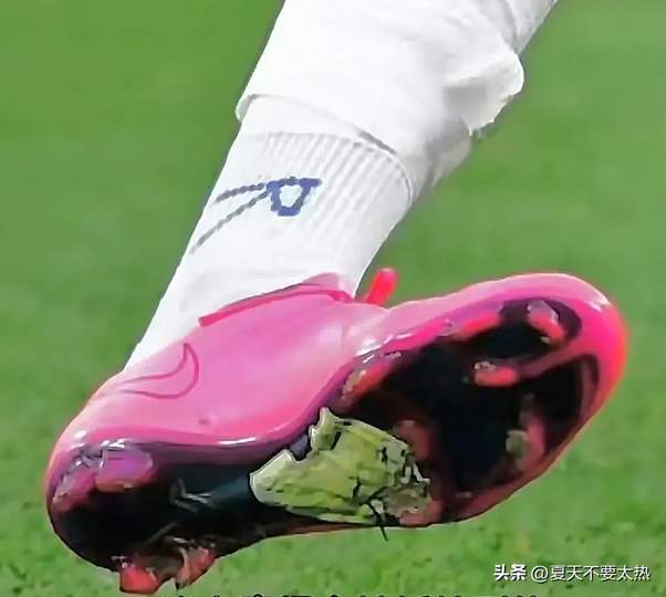 伊朗进球功臣“补丁球鞋”引热议，LPL赛场也需“硬核坚持”